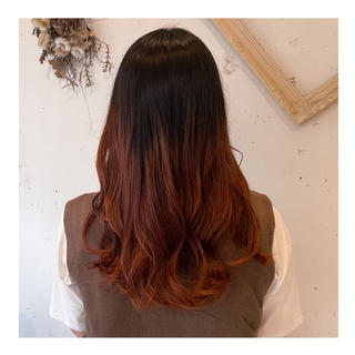 地毛は染めずに活かして、毛先をブリーチしたグラデーションカラー
オレンジヘアーはこの夏のトレンド