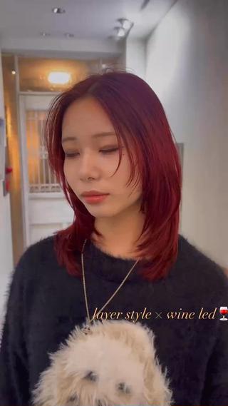 ブリーチなしで作るW colorのカシスレッド
彩度と透明感が出ます!
顔周りのレイヤーカットも雰囲気が出てすごくオススメです!
最後にカラーのダメージを抑える為にトリートメントも大事なポイントです