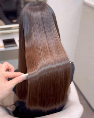 手で乾かしただけの仕上がりです！

明日からこの艶とまとまりがご自身で再現できます♪

個人で仕入れてる商材を使用してお客様の理想を叶えます！

美髪縮毛矯正のメリット
・圧倒的再現性
・癖が原因のお悩みを全て解消
・ダメージを最小限に抑えます


日々研究して創りあげた矯正メニュー
是非ご体験下さい♪ 