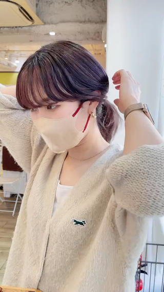 髪を結んでも良い感じになる顔まわりカット［吉祥寺］
 

黒髪など暗めの髪色は、ヘアスタイルによっては地味に映ったり、重たい印象になったりするのが悩みどころです。

しかし、顔まわりの毛束を骨格に合わせてカットし、髪の毛をすくことで、暗めの髪色でも透け感や抜け感を演出することができるんです！
 

また、人によっては顔まわりにもっと髪の毛があった方が安心する！

なんて方もいらっしゃると思うので、長めに調整したり骨格や髪質を見ながら
顔まわりで小顔に見える黄金比を作り込みますのでご相談ください^^

正面から見ても、横顔からも可愛く映る顔まわりオススメです♪ 