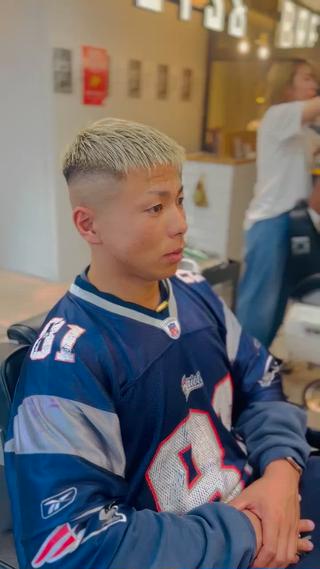 ハイトーンスキンフェード
クロップスタイルのフェードです!
ブリーチをして刈り上げとの色彩がはっきりわかるので普通のクロップスタイルに飽きた方に人気です!