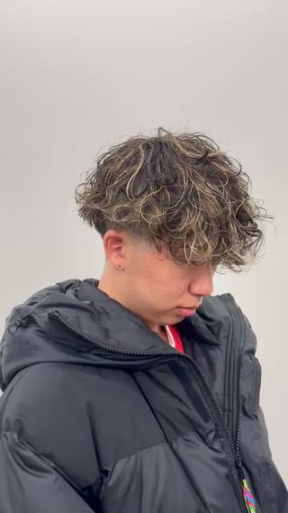 ハイライト×スペインカール
パーマお任せ下さい！ハイライトやカラーもするとさらにカッコよくなります！ 