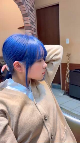 黒髪から初ブリーチで青に大変身 