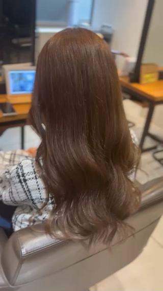 ワンカラーでほんのり明るく大人のオリーブカラー
カットでメンテナンスやスタイルチェンジもご可能です 