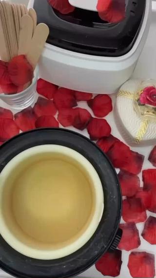 ローズワックス
サロン内にローズの香りが広がりま
す
毛根から毛を取り除きます。
肌を柔らかく滑らかに保ちます。
低刺激性で敏感肌への刺激を最小限に抑えます
脱毛プロセスに伴う痛みを軽減
肌の角質除去を促進し、死んだ細胞を取り除きますローズヒップの有効成分が配合されており、肌を柔らかくしてくれます。つまり完璧です♪ 