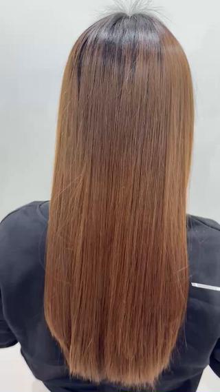 ロング レイヤー/艶カラー/ ハイトーンのヘアスタイル