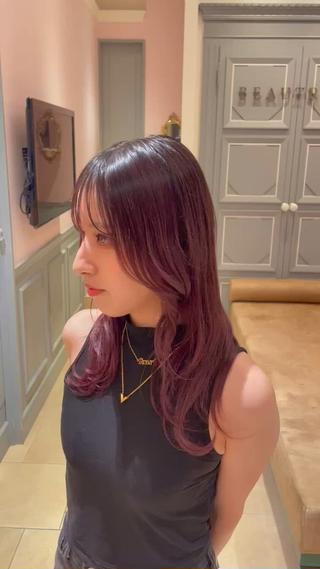 カラーは赤紫を入れました!
毛先はブリーチ履歴があり、根元はバージン毛なのでグラデーションのようなカラーが出来上がりました!
シンプルな韓国風くびれ巻きもおすすめです!