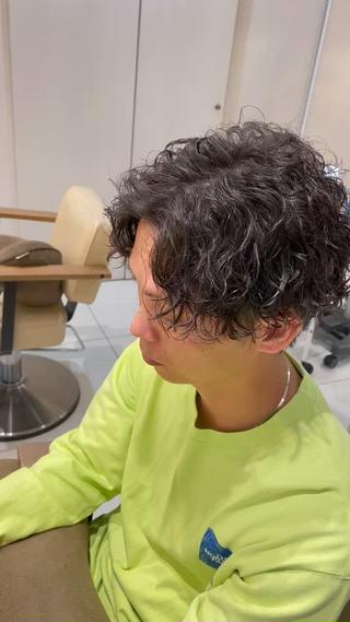 .
お客様スタイル
波巻きスパイラルパーマ
〈メニュー〉
カット+特殊パーマ
【メンズ特化美容師】
︎納得できるまでしっかりとカウンセリングします
︎的確な技術で骨格や髪の悩みを改善
︎お家でも簡単に再現できるデザイン
︎丁寧で落ち着きのある雰囲気
〈ご新規様限定クーポン〉
カット+眉毛カット+シャンプー 4400円
カット+カラー 5940円
カット+パーマ 11000円
カット+特殊パーマ 14300円
カット +ケアパーマ+スチーム 13750円
( 特殊パーマ+3000 )
【駐車場あり】
中町立体駐車場
(駐車代一部負担)
〈最終受付時間〉
(火曜日店休)
平日、土曜日
カット→18:00
カラー→17:00 パーマ→16:30
ブリーチカラーor縮毛→15:00
日曜日
カット→17:00
カラー→16:00 パーマ→15:30
ブリーチカラーor縮毛→15:00
接客
お客様と一緒に納得して頂けるまでしっかりカウンセリングしていき、
安心して頂けるよう説明しながら施術していきます!
美容室でのトークが苦手な方でもご安心ください!
僕も口数は多くはないです
少しずつお話ししていけたらなと思います!!
カット
お客様の骨格、髪質、髪型を見極め
しっかりお悩みなどもカウンセリングをして
お客様一人一人に合う髪型を提供します!
なりたい髪型、できる髪型、似合う髪型も提案させて頂きます!
パーマ
パーマのデザインや使用薬剤の種類によって価格が変動します。当日相談して決めていきましょう!
ほぼ全員のお客様をクリーム状の薬剤を主に使用してパーマをかけていきます。
頭皮への負担が少なく
履歴やダメージに合わせた塗り分けや
根本のボリュームを抑えつつかけれたり
癖毛の方でも癖を伸ばしながら、活かしながらかけることができます。
営業時間中はお返事が遅くなる可能性がございます
お急ぎの場合はお手数ですが当店まで直接お電話頂けると助かります
興味ある方、気になる方は是非、相談だけでもいいので、DMよろしくお願い致します!
▷Instagram
@creahonatsugi_takuma