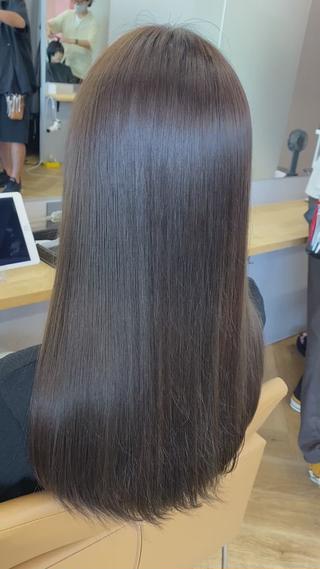 イルミナカラー特有のコーティングで艶を出して指通りが回復します
最高級TOKIOトリートメントで髪の毛も140%回復
_______________
このクーポン限定の特別なお薬をつけ仕上げのコテ巻きで【極艶】な後ろ姿に…
髪の毛が綺麗に見えるような独自の調合
ツヤッツヤになるトリートメントの質感調整
光が反射する僕にしかできない艶巻き仕上げ
皆さん自分の綺麗になった艶髪にびっくりされます
是非一度体験しにきてください