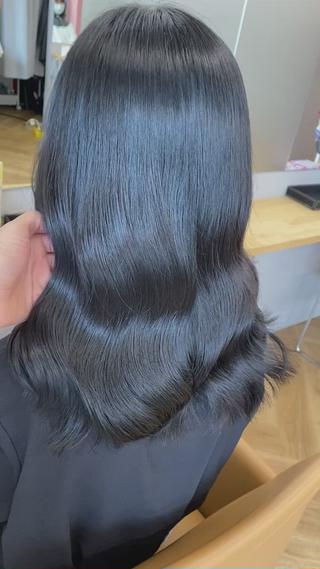 イルミナカラー特有のコーティングで艶を出して指通りが回復します
最高級TOKIOトリートメントで髪の毛も140%回復
_______________
このクーポン限定の特別なお薬をつけ仕上げのコテ巻きで【極艶】な後ろ姿に…
髪の毛が綺麗に見えるような独自の調合
ツヤッツヤになるトリートメントの質感調整
光が反射する僕にしかできない艶巻き仕上げ
皆さん自分の綺麗になった艶髪にびっくりされます
是非一度体験しにきてください