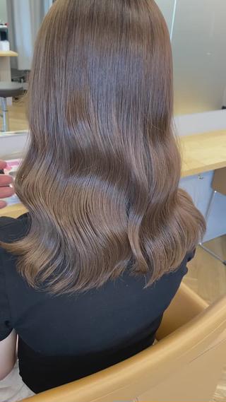 イルミナカラー特有のコーティングで艶を出して指通りが回復します
最高級TOKIOトリートメントで髪の毛も140%回復
_______________
このクーポン限定の特別なお薬をつけ仕上げのコテ巻きで【極艶】な後ろ姿に…
髪の毛が綺麗に見えるような独自の調合
ツヤッツヤになるトリートメントの質感調整
光が反射する僕にしかできない艶巻き仕上げ
皆さん自分の綺麗になった艶髪にびっくりされます
是非一度体験しにきてください