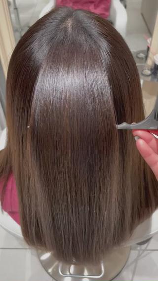 生タンパク質配合のトリートメントで髪の内部まで栄養を行き渡らせ、ブローをすることでここまで艶が出てサラサラになります