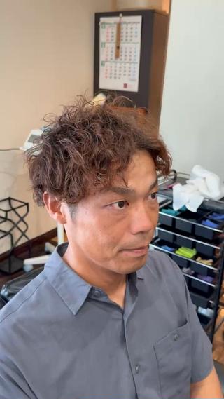 強すぎないカール感で大人の色気を引き出した、ラフなツイストスパイラルスタイル。無造作に動く毛束が自然なボリュームを作り、直毛でも柔らかい雰囲気に仕上がります。セットはムースやワックスを揉み込むだけで簡単にキマるので、朝のスタイリングも時短。清潔感とこなれ感を両立できるので、仕事でもプライベートでも好印象。大人メンズに人気急上昇中のパーマスタイルです。 