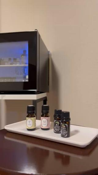 専用のセラーからアロマオイルをお出しし、香りをテイスティング頂けます

アロマオイルは鮮度が命

当店はフレッシュな状態を維持するために、専用セラーにアロマオイルを保管しております

お好きなアロマオイルを好きなだけブレンドして頂き、マッサージオイルとして使用いたします
初回限定割引をぜひお試し下さい 