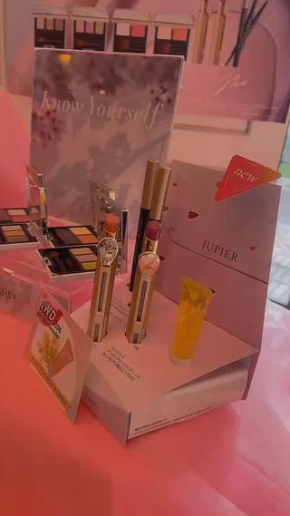 化粧品も新色が出て春っぽい印象に️
色持ちもよくてしっかり保湿もしてくれる