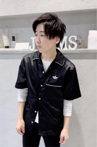 ナチュラルなショートスタイル

重くなりにくく扱いやすい。
ささっとワックスでもキマるスタイル。 