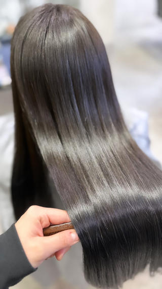 丁寧に超音波を当て
内部に栄養素を浸透させることで
髪の質感、なめらかさが変わります。
 