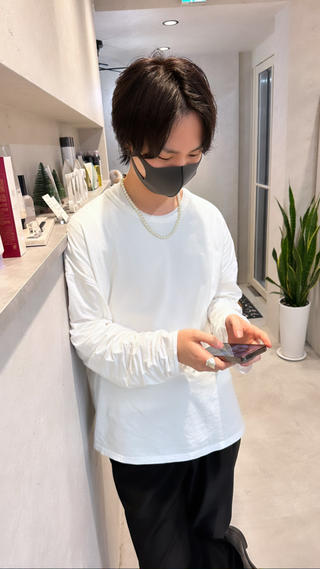 伸ばしかけの鬱陶しさを
扱いやすいウルフスタイルに。

扱いやすさはもちろん　
セット剤無しでもサラッとキマる
センター分けスタイル
 