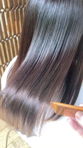 髪質に合わせた薬剤を使用し縮毛矯正をします。
前処理、中間処理、後処理
をしっかり行いツヤツヤにもちの良いストレートスタイルに仕上げます。