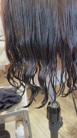 人気沸騰中話題の波ウェーブデジタルパーマをあてて、お家でも簡単にコテなしでかわいいスタイルに
波ウェーブパーマスタイルはデジタルパーマメニューをお選びください!
*ブリーチ履歴のある方はできない可能性もございますのでお気軽にDMでご相談ください!メニュー選択後お問い合わせページでメッセージ可能です