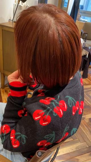 ボブピンクカラー
丸みのあるショートボブをしっかり量をとるところを見極めてカットして丸み残しながらタイトに!
カラーは服と同じチェリーカラーで