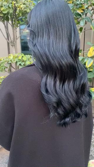 ナチュラルブルーブラック
地毛に今後戻していくということで、ブラックでも少し遊びながら楽しめるようにカラー
ロングでも3ヶ月に1度のメンテナンスカットカラーはかなり重要になってきます