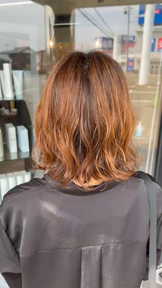 レディースパーマ
Aラインにならないようにハチ下は外はねで巻き、上は縦巻きで巻いています！ 