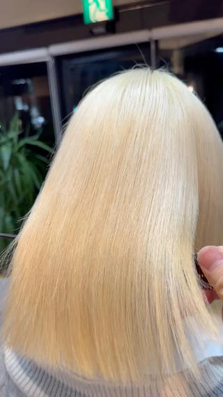 ホワイトブロンドに髪質改善でサラサラ、ツヤツヤに！ 