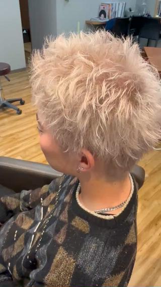 カラー メンズ arika オケシ　リョウダイのヘアスタイル