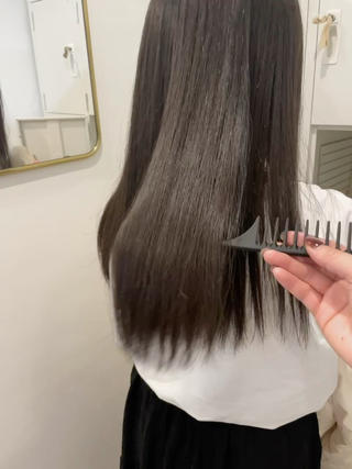 ⁡
⁡
SNSで話題の『髪質改善ストレート』
⁡
ひどいクセじゃなくても
「パサつき　広がり　うねり」が気になる方にぴったり◎
⁡
雨の日も、汗かいてもストレート
でも次の日からコテ巻きも楽しんでもらえます
⁡
毎朝起きたらサラサラなのでアイロンの時間が短縮されます
⁡
詳しくはなんでも聞いてください
⁡
⁡
 ぜひ保存してカウンセリングでお使いください︎
他の投稿はこちら→@811_hina
⁡ 