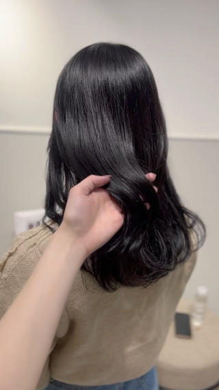 赤みなしの透明感グレー𓂃𓈒𓏸
大人可愛い 暗髪カラー グレージュ 艶カラー
韓国風 韓国巻き 艶巻き