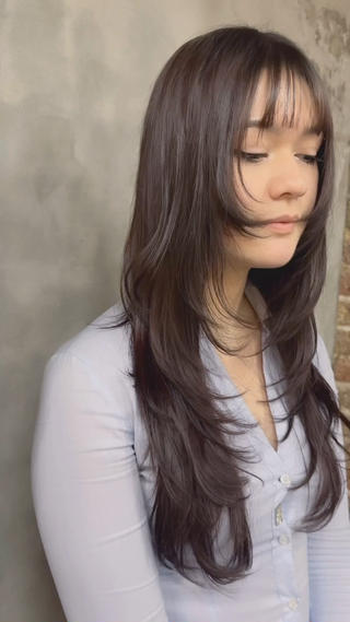 ロング ワクダ アイリのヘアスタイル