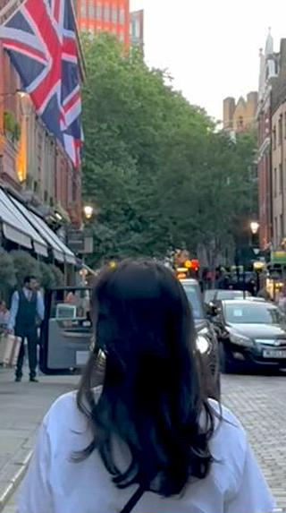 セミロング ワクダ アイリのヘアスタイル