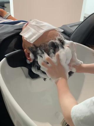 ︎メンズヘッドスパ
男性からも好評頂いている炭酸シャンプーを使っての
ヘッドスパです!