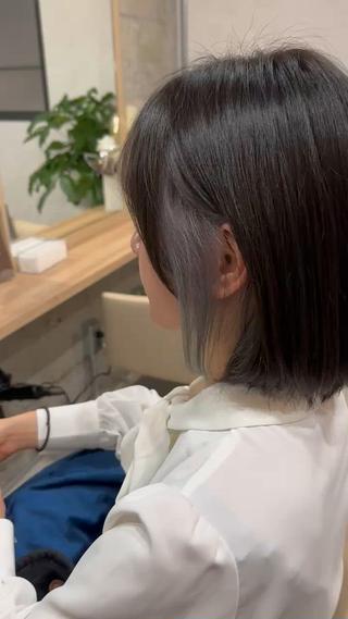 ヘムライトカラー 
顔周りにインナーを入れるカラーです
全頭ブリーチに抵抗ある方などおすすめです！ 