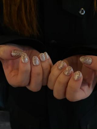 落ち着いたお色味でさりげなく輝くラメ大人可愛いです