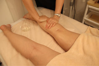 漢方リンパマッサージ
体質に合わせて、漢方オイルで施術を行います
また、痛くない〜揉み返さない、優しい漢方アロママッサージサロンです！
与野公園徒歩3分
駐車場あり
予約制
 