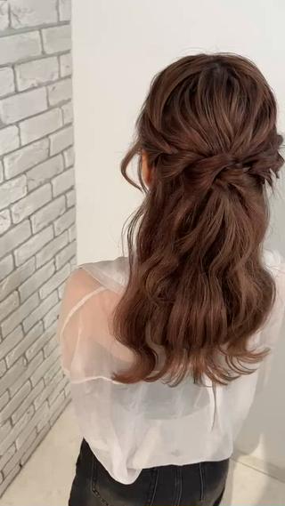 ふわふわハーフアップにウェーブの映える大人可愛いスタイル