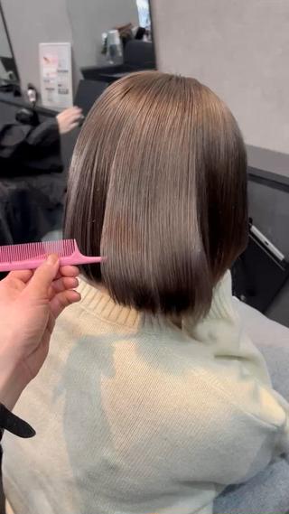 裾カラーが可愛いグレージュ
いつも来て下さるお客様！！
リタッチ伸び切ってないので今回はワンカラーで 