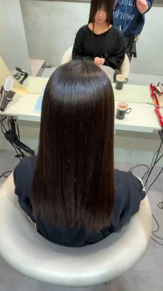 髪質改善ストレートでつくるナチュラル美髪
クセやうねり、広がりを自然に整えながら、真っ直ぐすぎない柔らかい質感に仕上げますダメージを最小限に抑え、内部補修しながら施術するので艶と手触りが格段にアップ乾かすだけでまとまり、朝のアイロン時間も短縮できます。パヤ毛やアホ毛が気になる方、縮毛矯正は不安だけど扱いやすくしたい方にもおすすめ髪の履歴やダメージレベルに合わせて薬剤を選定しますので、初めての方もぜひご相談ください