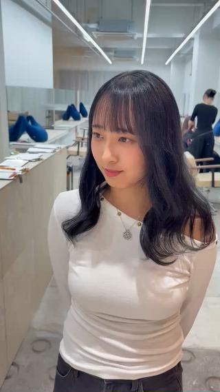 ブリーチで傷みが気になってきた髪に。
ツヤを取り戻す暗髪カラーで、落ち着いた印象に
深みのある色味で、重く見せずに艶やかに。
髪を休ませながら、きれいを続けたい方におすすめです