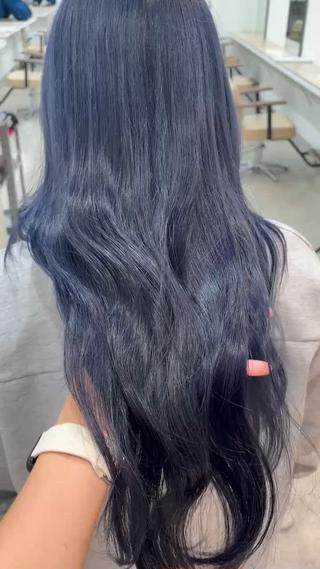 深みのあるブルーで、色落ちしても緑っぽくならない透明感カラー
暗めでも重たく見えず、ツヤのある上品な仕上がりに
派手すぎず挑戦しやすい“ディープブルー”で印象チェンジ