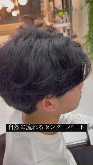 今大人気のセンターパート
アイロンいらずの自然に動くカールで楽にかっこよく 