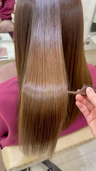 髪質改善トリートメント(シームレス)を使用。

髪質を改善することによりクセが緩やかになり、真っ直ぐになりすぎずに癖を目立たなくすることが出来ます。

縮毛矯正のようにストンとなりすぎない仕上がりが好きな方にオススメの施術です！ 