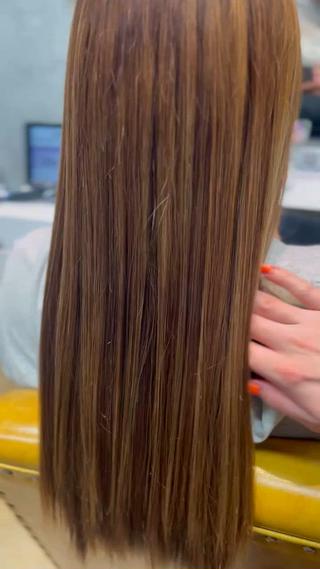 シルキーエンザイムというアウトバストリートメントを使っています。

透明感カラーとaujuaトリートメントとの相性が抜群です！ 