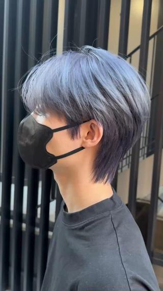 『韓国シースルーマッシュウルフ』
カットはtxtのヨンジュンみたいな
韓国マッシュウルフをベースに
軽めの質感に
シースルーバングで
下ろしと分けで2wayスタイルが楽しめます

長さや重さ質感などは
お客様の髪質や骨格に合わせて
一人一人オーダーメイドでスタイル提案させて頂きます

カラーはケアブリーチ2回必要な
パールグレイ

#ミニウルフ
#シーフルマッシュウルフ#ショートウルフ
#スパイキーショート
#スパイキーウルフ
#シースルマッシュ
#韓国マッシュウルフ
#マッシュウルフ
#カルマヘア
#ハンサムウルフ
#中性ウルフ
#中性ヘア
#txt 