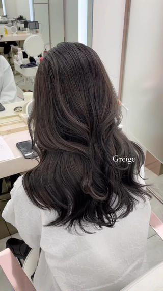 透け感のある寒色寄りグレージュカラー