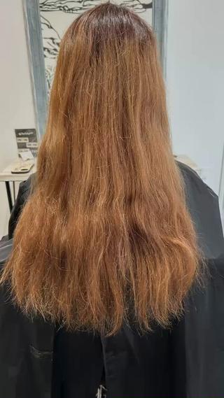 ブリーチ毛をダメージケアが出来るエドルカラーでトーンダウン.*カットは顔周りからの高めレイヤーで軽くワンカールで簡単スタイリング 