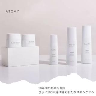 5ステップのスキンケアシステム

このシステムは東洋医学の処方箋と現代科学の功績を組み合わせたものです

❶化粧水は水分を与え、肌を鎮静・リフレッシュし、メインケアの為に整えます
❷アイクリームは経年変化に積極的にケアし顔の最も敏感な部分をケアします
❸栄養価の高いエッセンスは栄養を深くまで届けます
❹ローションは水分バランスを保ち肌を更に保湿し、保護バリアを形成します
❺栄養クリームは肌の弾力性を高め、栄養を与えて4ステップの保湿プロセスを完了します

効果的なスキンケアの為に天然成分を使用。
使用する水にまでこだわってます。
中身がスゴイのにお値段は驚きのドラッグストア価格です。
 