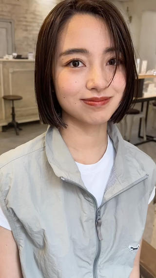 顎ラインのbob hair

癖や広がりが気になる方は地毛風の縮毛矯正も可能です◎

ブリーチしてる方でも出来ますのでお気軽にご相談ください

夏にむけてバッサリカットもぜひ @unno_ryuki にお任せ下さい!!


#bob #ボブ #黒髪ボブ #縮毛矯正 #縮毛矯正ボブ #酸性ストレート #表参道美容室 #明治神宮前美容室 #ぷつっとボブ 